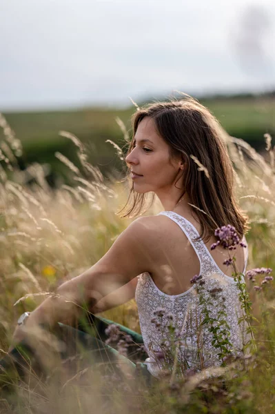Schöne Frau Sitzt Sommer Auf Einem Wildblumenfeld — Stockfoto