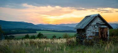 Kırsalda küçük, güzel ahşap bir ev.
