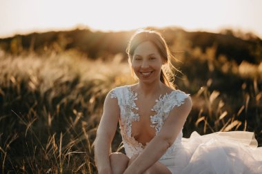 Yaz tarlasında beyaz elbiseli güzel gelin