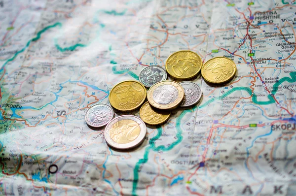 Dinheiro moedas de euro e mapa para férias — Fotografia de Stock
