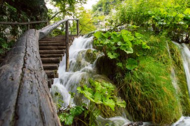 Hırvatistan 'ın Plitvice Ulusal Parkı' nda ahşap patika ve şelale