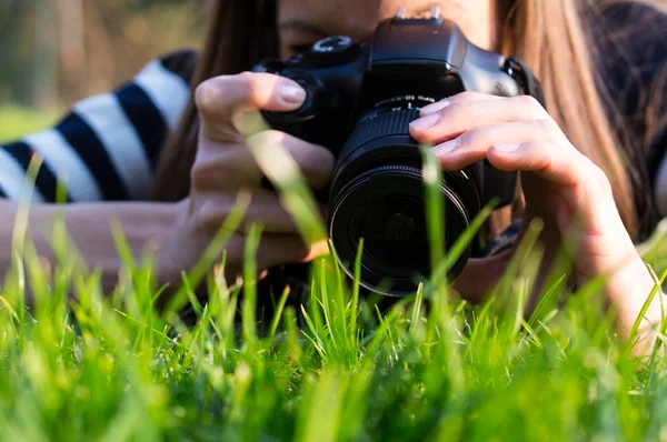 Donna che scatta una foto in erba — Foto Stock