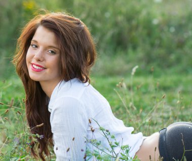 doğa gülümseyen güzel genç kadın portresi