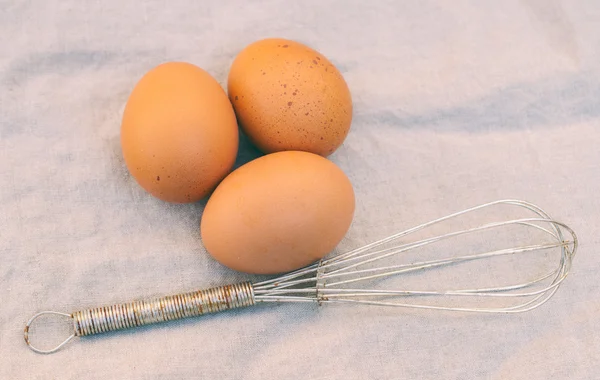 Çiftlik ve pişirme önce fırçalamak yumurta