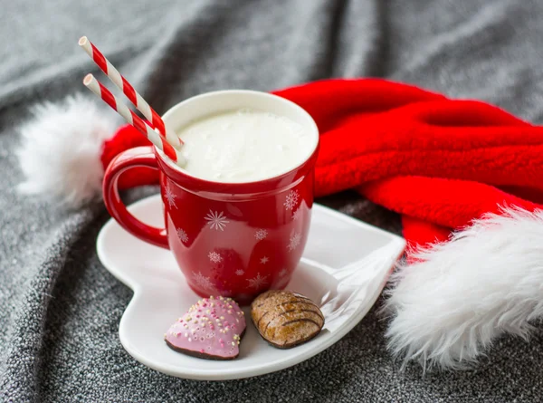 Esperando Papai Noel com leite e biscoitos — Fotografia de Stock