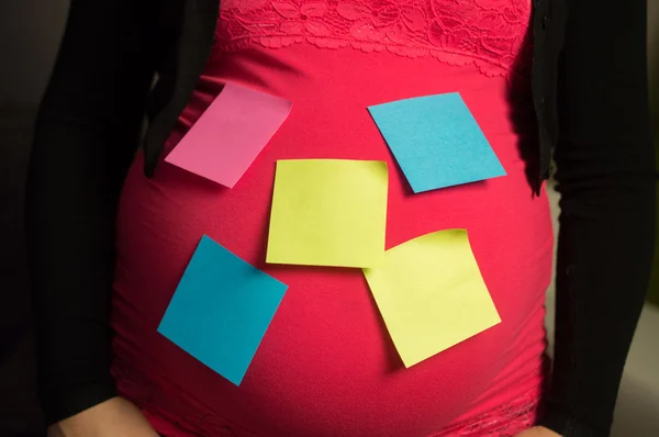 Schwangere wählt Baby-Namen — Stockfoto