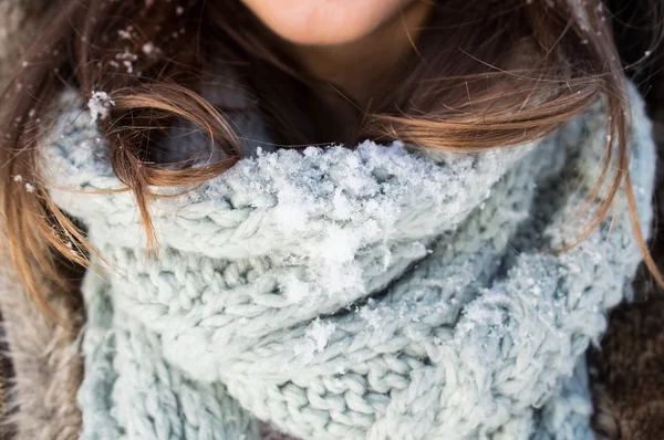 Menina desfrutar de neve e sol no inverno — Fotografia de Stock