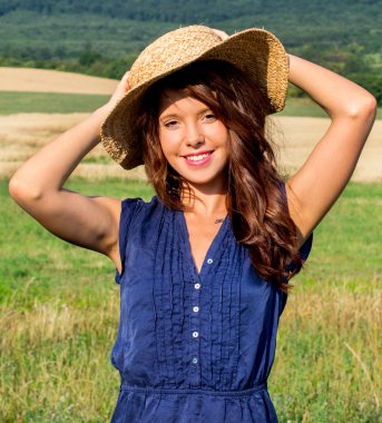 Tarlada Çiçekler ile güzel bir genç kadın portresi