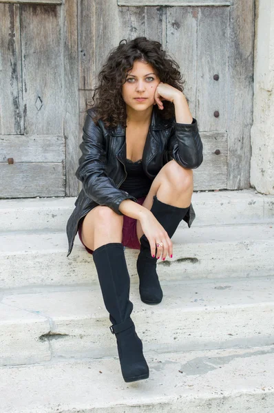 Kıvırcık saçlı seksi sevimli kız