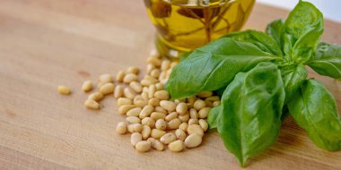 Tahtadaki pesto sosu için gerekli malzemeler. Kapat..