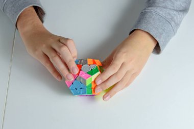 Perma, Rusya, Kasım 02 2020, bir çocuğun elindeki mantık oyuncağı. Kapat..