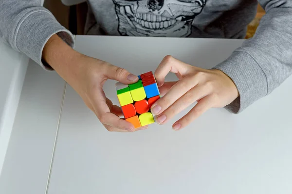 Perm Rosja Listopada 2020 Uczeń Trzymający Kolorowe Kostki Rubika Zamknij — Zdjęcie stockowe