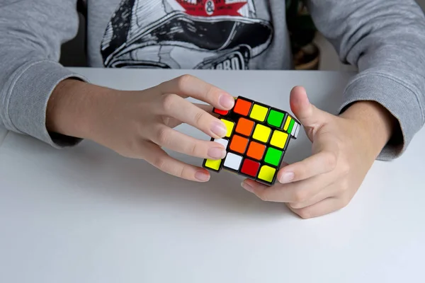 2020年11月2日 俄罗斯Perm Rubik的立方体落入一个男孩手中 这孩子拿着一个轻背景的Rubik立方体 靠近点 — 图库照片