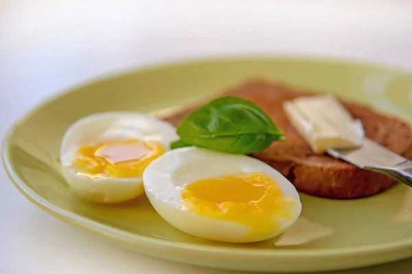 Δύο Μαλακά Βραστά Αυγά Ένα Πιάτο Φύλλα Βασιλικού Τοστ Και — Φωτογραφία Αρχείου