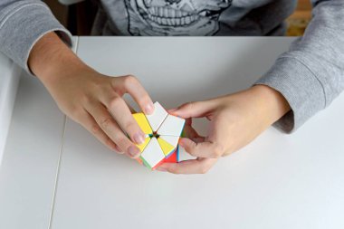 Perma, Rusya, Kasım 02 2020, bir çocuğun elindeki mantık oyuncağı. Bir çocuk onunla oynarken arka planda bir yapboz tutar. Kapat..