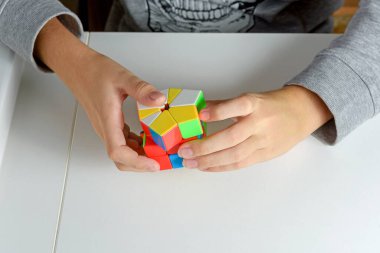 Perma, Rusya, Kasım 02 2020, bir çocuğun elindeki mantık oyuncağı. Bir çocuk onunla oynarken arka planda bir yapboz tutar. Kapat..