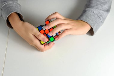 Perma, Rusya, Kasım 02 2020, bir çocuğun elindeki mantık oyuncağı. Bir çocuk onunla oynarken arka planda bir yapboz tutar. Kapat..