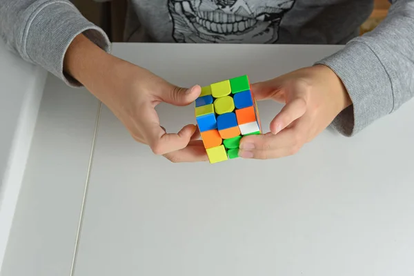 Perma Rusya Kasım 2020 Rubik Küpü Bir Çocuğun Elinde Çocuk — Stok fotoğraf
