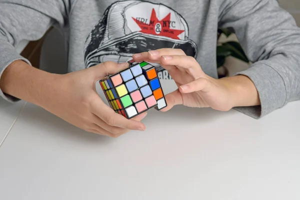 2020年11月2日 俄罗斯Perm Rubik的立方体落入一个男孩手中 这孩子拿着一个轻背景的Rubik立方体 靠近点 — 图库照片