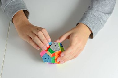 Perma, Rusya, Kasım 02 2020, bir çocuğun elindeki mantık oyuncağı. Bir çocuk onunla oynarken arka planda bir yapboz tutar. Kapat..