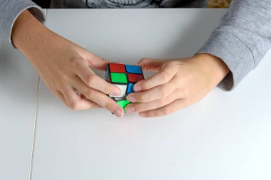 Perma, Rusya, Kasım 02 2020, bir çocuğun elindeki mantık oyuncağı. Bir çocuk onunla oynarken arka planda bir yapboz tutar. Kapat..