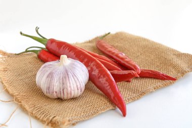 Beyaz arka planda kırmızı biber ve sarımsak. Kapat..