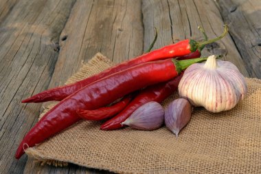 Sıcak kırmızı biber ve sarımsak ve eski bir karatahta. Kapat..