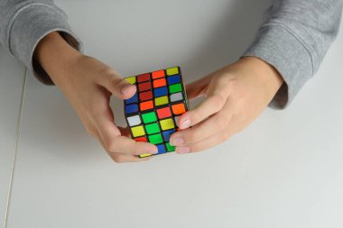 Perma, Rusya, Kasım 02 2020, bir çocuğun elindeki mantık oyuncağı. Bir çocuk onunla oynarken arka planda bir yapboz tutar. Kapat..