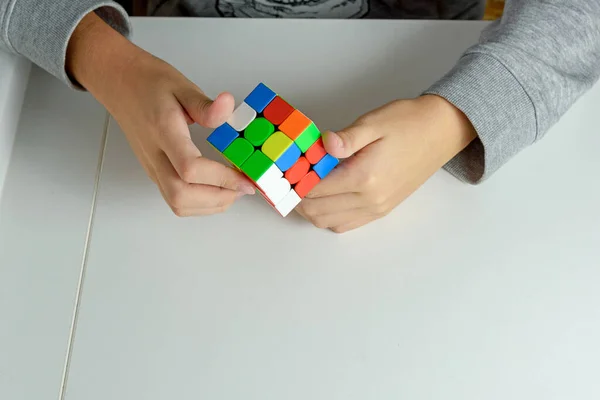 2020年11月2日 俄罗斯Perm Rubik的立方体落入一个男孩手中 这孩子拿着一个轻背景的Rubik立方体 靠近点 — 图库照片