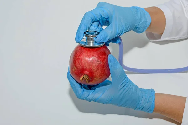 Händerna Medicinska Handskar Håller Ett Granatäpple Som Undersöks Med Ett — Stockfoto