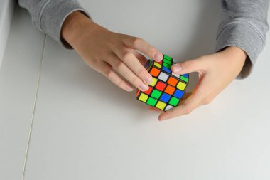 Perma, Rusya, Kasım 02 2020, bir çocuğun elindeki mantık oyuncağı. Bir çocuk onunla oynarken arka planda bir yapboz tutar. Kapat..