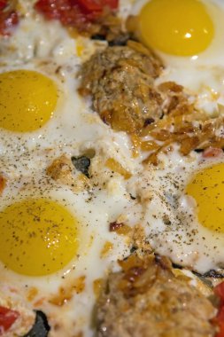 Sebzeli yumurta ve ev yapımı pirzola. Seçici odaklanma. Kapat..