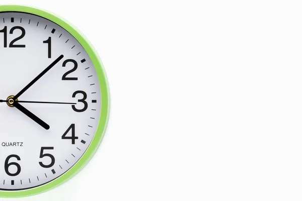 緑色の時計の表示時間の一部は 5番目の始まりです クリッピングパスが含まれています スペースのコピー — ストック写真