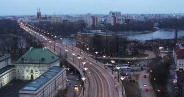 Varşova şehir manzarası ve Slasko-Dabrowski Köprüsü. Bu Varşova 'daki Vistula Nehri üzerinde bir köprü.. 