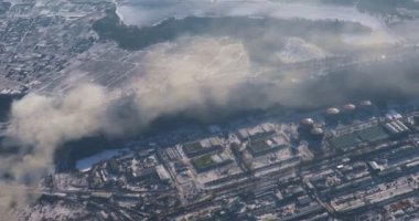 4K Uçak Pencere Manzarası. Uçağın penceresinden manzara. Hava yoluyla seyahat et..