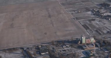 4K Uçak Pencere Manzarası. Uçağın penceresinden manzara. Hava yoluyla seyahat et..