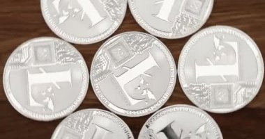 Dönen gümüş renkli litekoinler. Bu sikkeler gerçek litekoin değil, bu sadece sanal para birimidir.. 