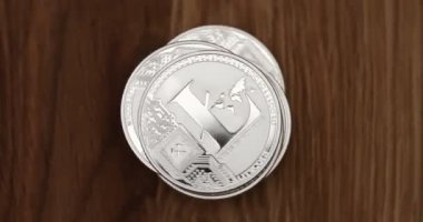 Litekokinler masanın üzerinde dönüyor. Bu paralar sanal para biriminin kopyalarıdır.