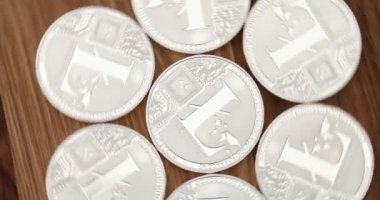 Dönen gümüş renkli litekoinler. Bu sikkeler gerçek litekoin değil, bu sadece sanal para birimidir.. 