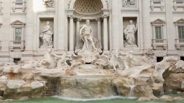 トレビ噴水 Trevi Fountain イタリア ローマのトレビ地区にある噴水である ローマ最大のバロック様式の噴水で ローマを訪れる観光客を魅了する最も有名な噴水の1つです — ストック動画