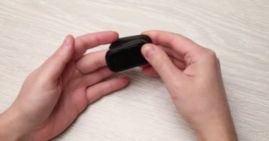 Bir adam kandaki oksijen doygunluğunu nabız oksimetresiyle ölçer..