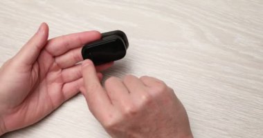 Koronavirüsü kontrol etmek için nabız oksimetresi kullanıyorum. Kan oksijeni ölçümü