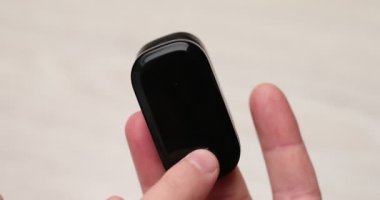 Nabız oksimetresi kullanarak kan oksijeni doygunluğu ve nabız oranı ölçümü.