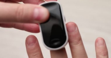 Kan oksijeni doygunluğunu ve nabzını ölçmek için nabız oksimetresi kullanılıyor.. 