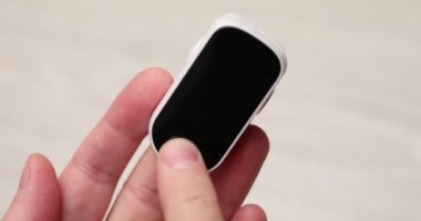 Nabız oksimetresi kullanarak kan oksijeni doygunluğu ve nabız oranı ölçümü.