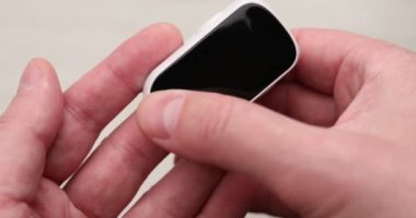 Kan oksijeni doygunluğunu ve nabzını ölçmek için nabız oksimetresi kullanılıyor.. 