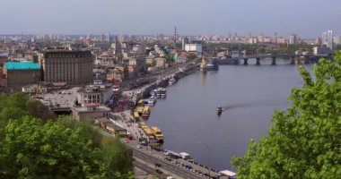 Kiev, Ukrayna 'daki nehir istasyonunun yakınındaki Dinyeper' de keyifli bir motor gemisi..