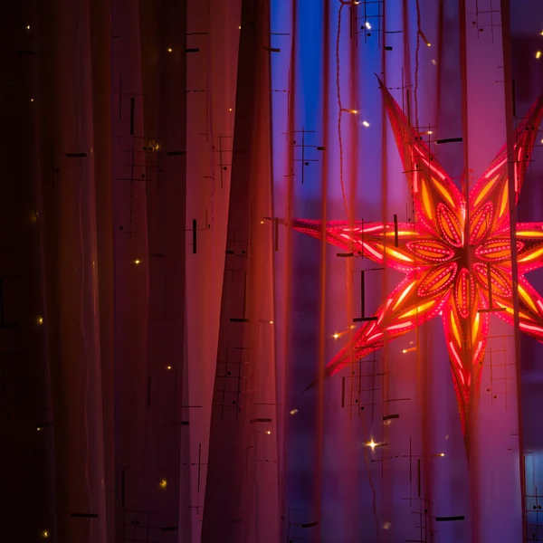 Bir kış akşamında, Noel tatili boyunca bir camda parlayan kağıt yıldız.