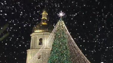Kiev 'deki Aziz Sophia Katedrali' nin çan kulesinin arkasındaki Noel ağacı. Geceleri yağan kar sırasında..