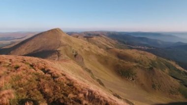 Karpat Dağları 'nın Panorama' sı yaz güneşli sabahı.